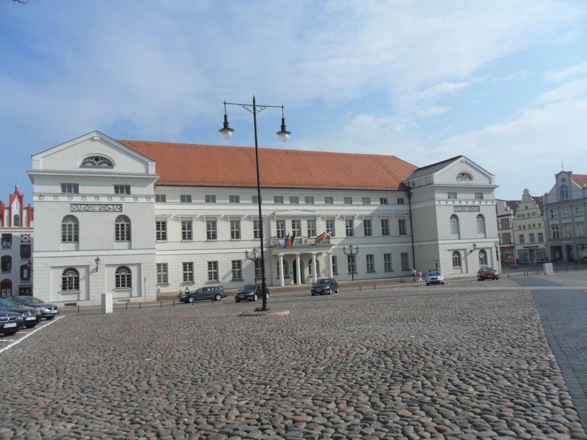 Korner 1 Mit Terrasse & Parkplatz - Abc27 By Abcwismar Lägenhet Exteriör bild